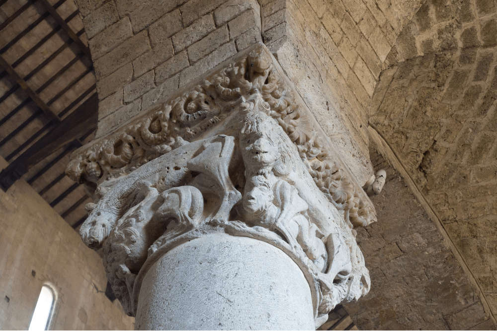 Particolare di un capitello dell'Abbazia